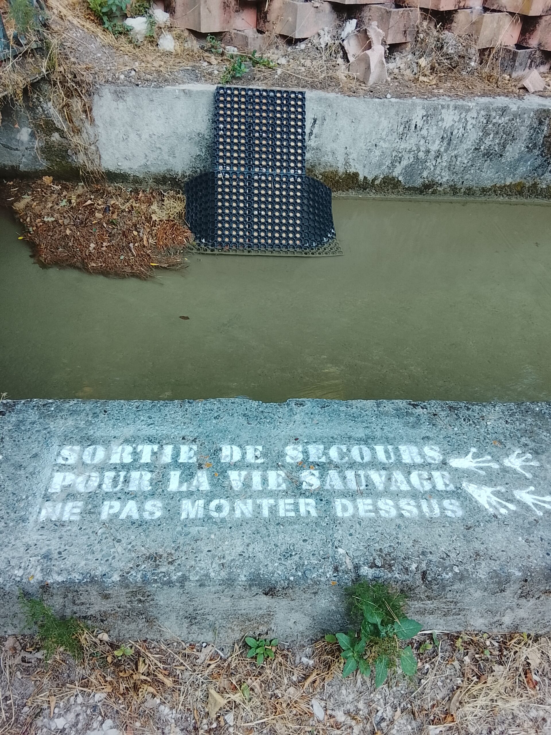 Panneau indiquant de ne pas monter dessus sur la sortie de secours pour la vie sauvage à Nice